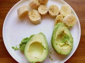 用勺子把牛油果肉挖出了，香蕉去皮切块