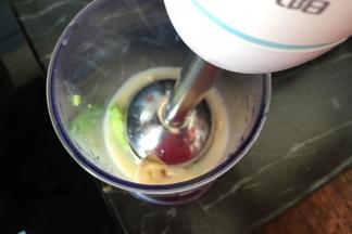 牛油果肉和香蕉放入料理杯里，倒入乳酸菌，用料理机打细腻即可