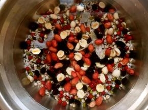 莲子去掉莲芯，将食材冲洗干净