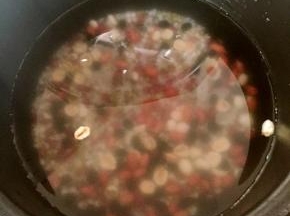 倒入锅胆里，放适量冰糖，倒入清水，杂粮和清水的比例是1：4，不想太浓稠就1：5，