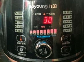 锅底擦干净，放入电压力锅里，插上电源，合上盖子，按八宝粥键就OK了