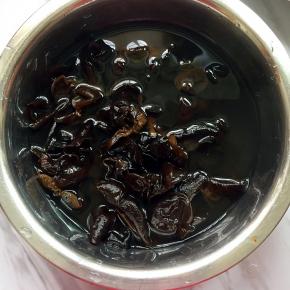 黑木耳加水泡发，去掉根部，洗净泥沙，分成小朵