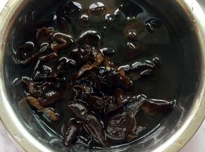 黑木耳加水泡发，去掉根部，洗净泥沙，分成小朵