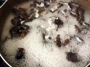 放入沸水中汆烫断生，捞起晾凉备用