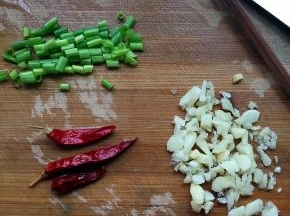 辣椒，怱，蒜，洗净切碎