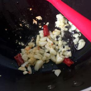 干净的锅烧热，倒适量油，大蒜切碎和辣椒干碎入油锅煸炒
