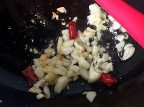 干净的锅烧热，倒适量油，大蒜切碎和辣椒干碎入油锅煸炒