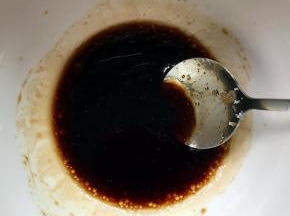 取一碗调汁，将生抽，陈醋，芝麻油，糖倒入碗里拌匀