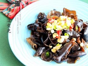 木耳装盘，将调味汁拌入，将爆香的大蒜末和辣椒末，再加上些香葱末加入拌匀即可