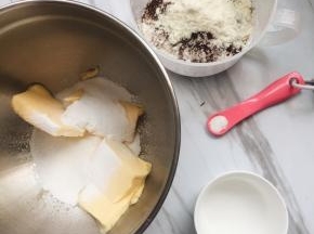 材料备齐，黄油放室温环境软化，到用手指轻轻一按就压扁的状态。粉类的我放在一起称的，糖粉直接称在黄油里