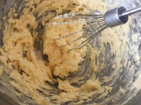 用电动打蛋器先手动搅拌，使糖粉与黄油融合，再放入盐开低速打