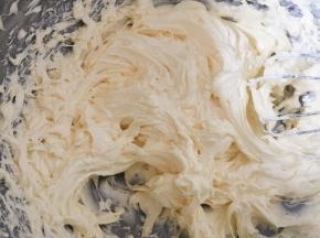 将黄油与糖粉等打发至均匀顺滑充盈状态。然后分三次加入牛奶继续打发，打发后的状态为均匀、顺滑、充盈。