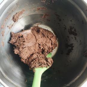 用切拌、压拌的手法使面粉与打发的黄油混合，看不到明显干粉的状态即可，不要过度搅拌，以免面粉起筋影响酥松的口感。
预热烤箱150度10分钟
