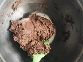 用切拌、压拌的手法使面粉与打发的黄油混合，看不到明显干粉的状态即可，不要过度搅拌，以免面粉起筋影响酥松的口感。
预热烤箱150度10分钟