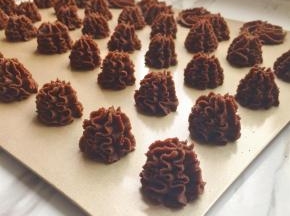 挤好后放入预热好上下火150℃的烤箱中层，烘烤25-30分钟，具体根据自家烤箱的情况而定