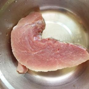 猪后腿肉洗干净剔去筋膜