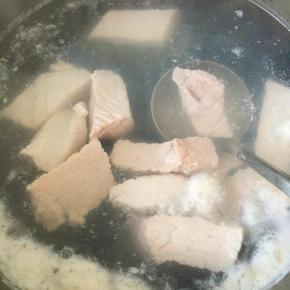 烧开水，将肉放入焯一下