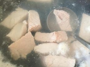 烧开水，将肉放入焯一下