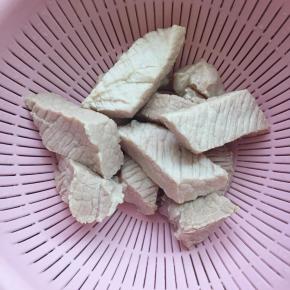 取出用凉水冲去浮末