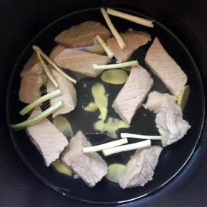 电压力锅里放入凉水，肉，姜片，怱白和料酒，按排骨键将肉煮烂，肉一定要煮烂才能做好肉松