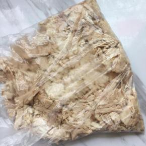 肉煮好后捞出晾凉，然后把肉放入保鲜袋中，用擀面杖压碎，撕碎