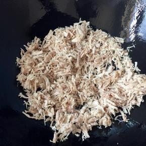 倒入干净的锅里，加适量食用油，小火开始炒