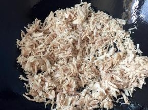 倒入干净的锅里，加适量食用油，小火开始炒