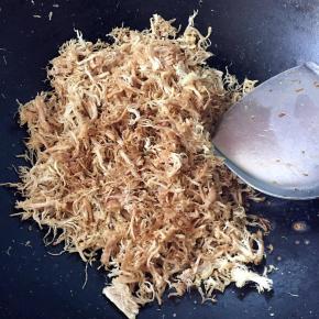 加适量盐炒有些干的时候放点生抽和糖继续小火炒，炒至蓬松状就可以了