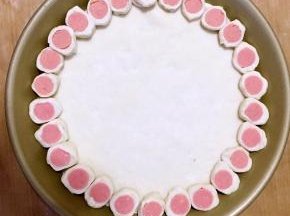 放上披萨盘一圈，再二次发酵