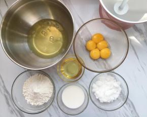 食材准备齐，用两个无油无水的容器分离蛋清