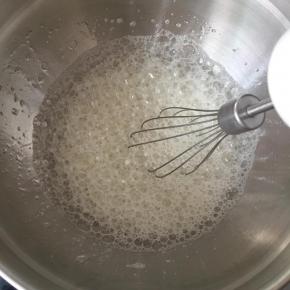 在蛋清中滴入几滴白醋，分别三次加入白砂糖