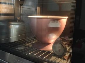 预热烤箱上下火140度,放入烤箱倒数第二层,烘烤60分钟（具体要根据自己的烤箱调整温度时间)