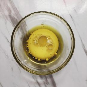 牛奶和玉米油搅拌均匀备用