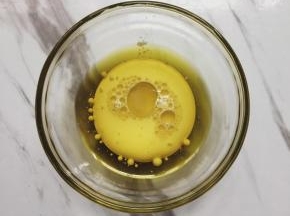 牛奶和玉米油搅拌均匀备用
