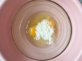 鸡蛋打入蛋盆里，加入全部糖，盆底放入40度的温水容易打发，用打蛋器高速持续打发