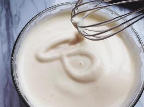 一直打发到蛋液变得非常蓬松、稠厚。提起打蛋器，滴落的蛋液在盆里能画出纹路并且纹路不会很快消失，就表示打发好了