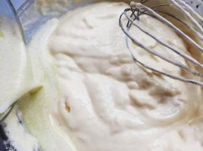 牛奶液用刮刀档一下，缓缓的倒入，快速翻拌均匀