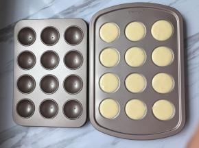 将面糊装入裱花袋，挤入棒棒糖蛋糕模具里，要挤满，使面糊比模具高出一点，盖上另一半的棒棒糖蛋糕模具。放入预热好上下火170℃的烤箱，中层，烤18分钟左右