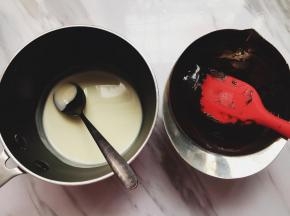 用白巧克力和黑巧克力两种颜色的巧克力装饰，后面我又用了粉红巧克力，这个可随自己发挥，先将巧克力切成小块隔水加热融化