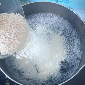 锅中加水烧开，将西米倒入锅中，转小火，盖盖子煮，煮的中途不时搅一下，避免糊底