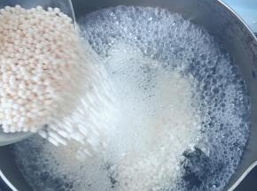 锅中加水烧开，将西米倒入锅中，转小火，盖盖子煮，煮的中途不时搅一下，避免糊底