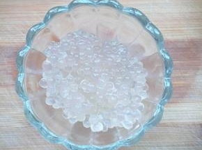 杯子里放入西米