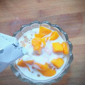 倒入牛奶或者乳酸菌，加少许炼乳即可
