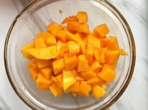 沿着果皮用刀将果肉轻轻切下