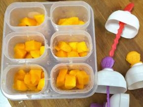 将芒果丁放入模具里