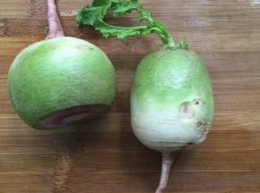 萝卜洗干净，去头去尾削皮