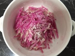 放入碗里加适量盐腌制一下，