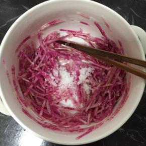 腌制出水后撇去水，加少许糖和白醋拌匀