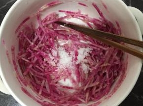 腌制出水后撇去水，加少许糖和白醋拌匀