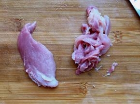 猪肉洗净切丝